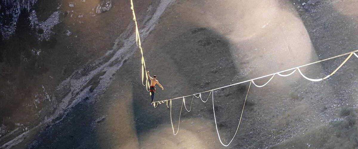 Antoine Mesnage, moment suspendu d’un kilomètre de highline