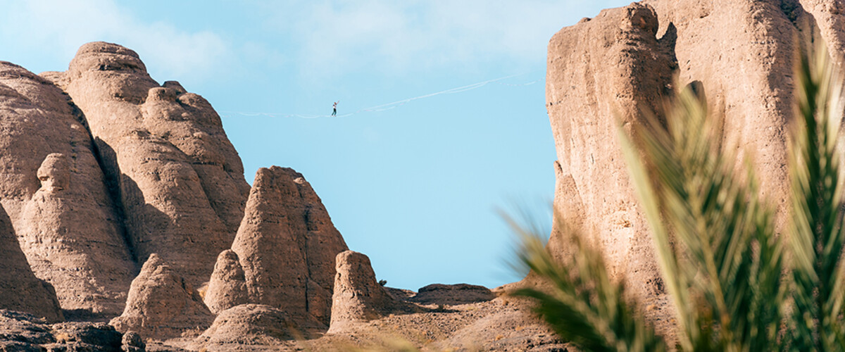 Quand Antoine Mesnage pose ses highlines dans le désert Marocain