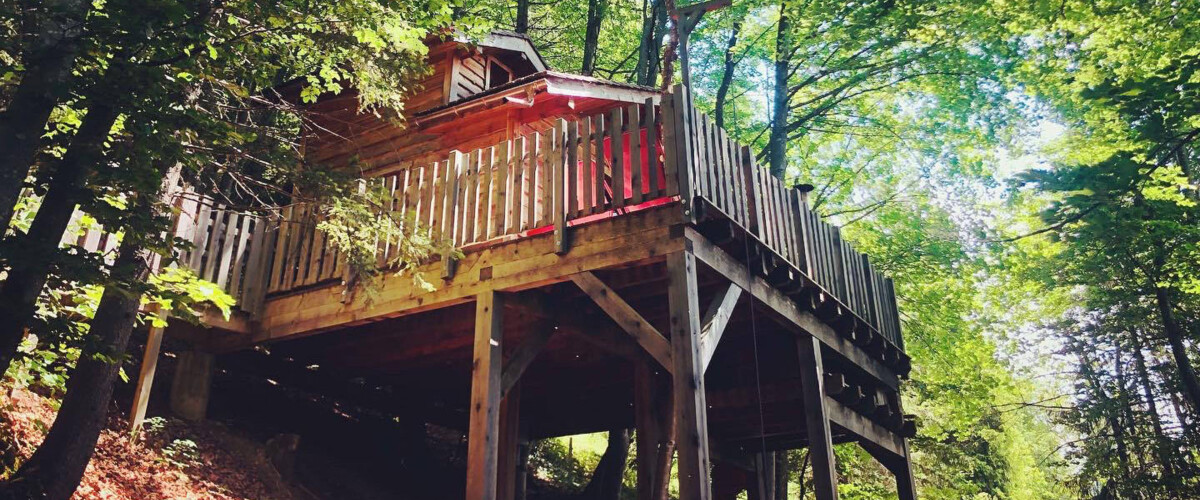 Séjour insolite en Savoie : dormez dans les cabanes perchées de Là-Haut, au cœur du Parc national des Bauges