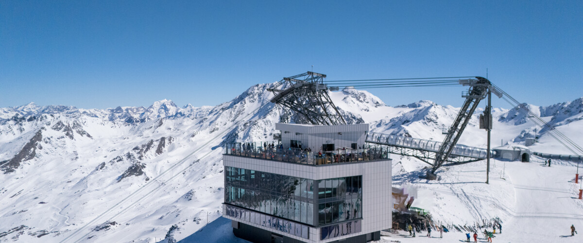 CARON 3200, à 3 200 mètres d’altitude, un lieu unique suspendu entre ciel et neiges éternelles
