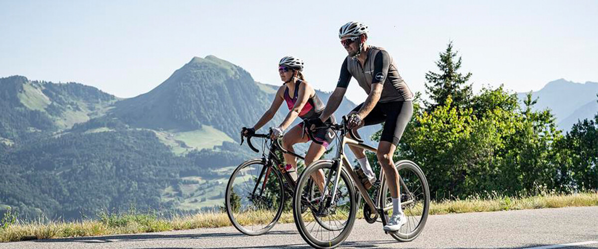 Du lac aux sommets, Annecy Mountains déploie un terrain de jeu où route, gravel et VTT révèlent toute la diversité de la montagne haut-savoyarde.