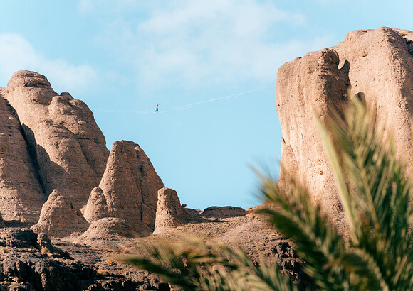 Quand Antoine Mesnage pose ses highlines dans le désert Marocain