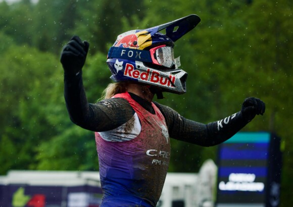 Victoire de Loïc Bruni et Tahnée Seagrave sous la neige en ouverture de la Coupe du Monde DH 2025