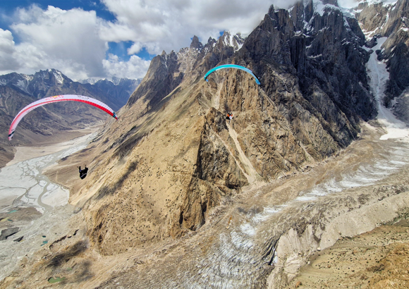 L’expérience “Touching the Sky VR” transporte l’adrénaline du vol en parapente et wingsuit au cœur de la réalité virtuelle