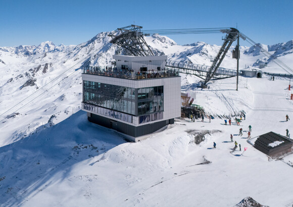 CARON 3200, à 3 200 mètres d’altitude, un lieu unique suspendu entre ciel et neiges éternelles
