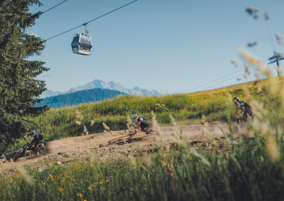 VTT, Via Ferrata, luge et baignade : quatre façons de faire monter l'adrénaline à La Clusaz.