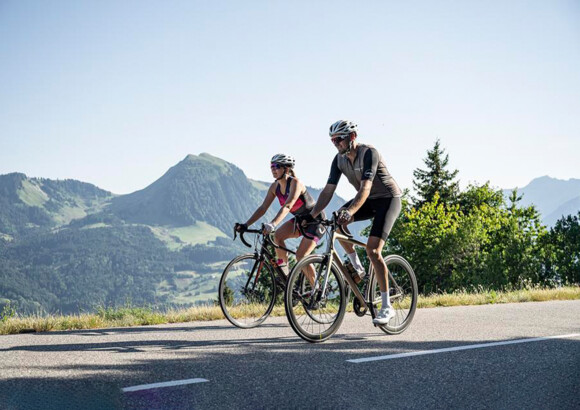 Du lac aux sommets, Annecy Mountains déploie un terrain de jeu où route, gravel et VTT révèlent toute la diversité de la montagne haut-savoyarde.