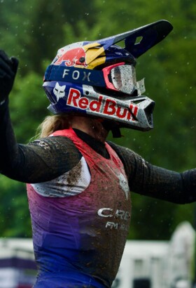 Victoire de Loïc Bruni et Tahnée Seagrave sous la neige en ouverture de la Coupe du Monde DH 2025
