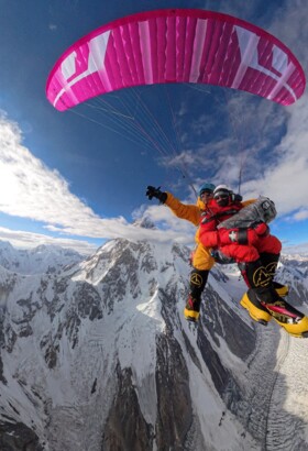 K2 sans oxygène & vol en parapente biplace : le défi historique et passionné de Liv Sansoz et Zeb Roche