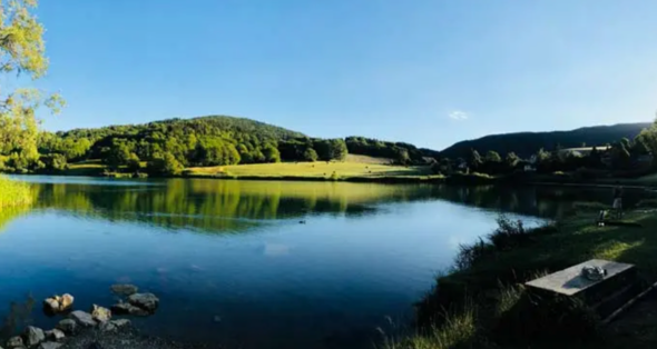 Séjour insolite en Savoie : dormez dans les cabanes perchées de Là-Haut, au cœur du Parc national des Bauges