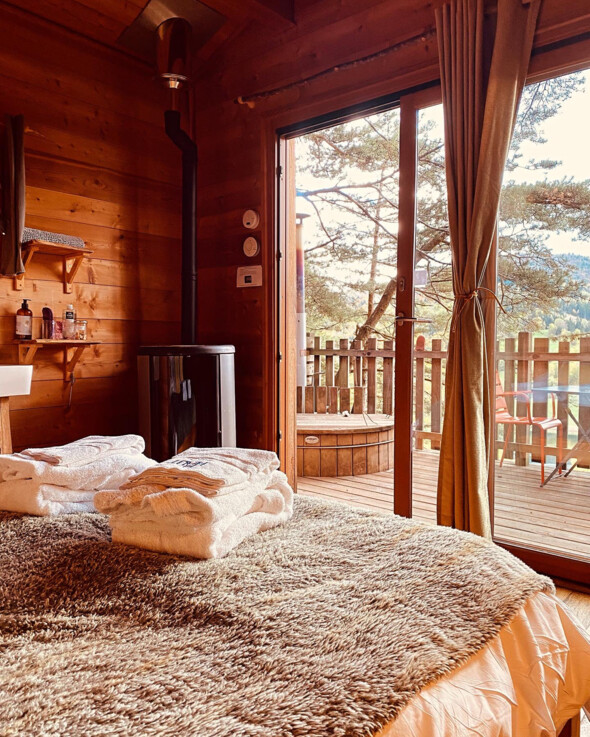 Séjour insolite en Savoie : dormez dans les cabanes perchées de Là-Haut, au cœur du Parc national des Bauges