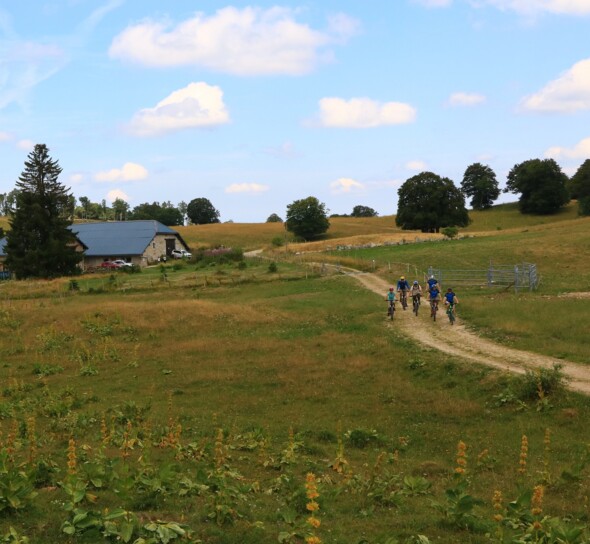 Si vous partiez pour une aventure en VTT, dans les montagnes de l’Ain ?