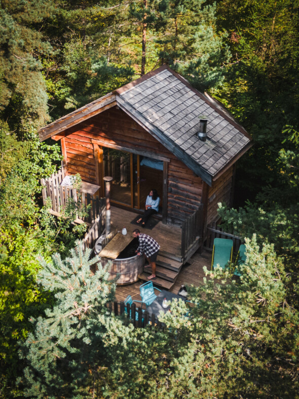 Séjour insolite en Savoie : dormez dans les cabanes perchées de Là-Haut, au cœur du Parc national des Bauges