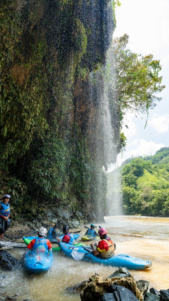 La kayakiste française, Nouria Newman, sacrée championne du monde de kayak enduro en Colombie