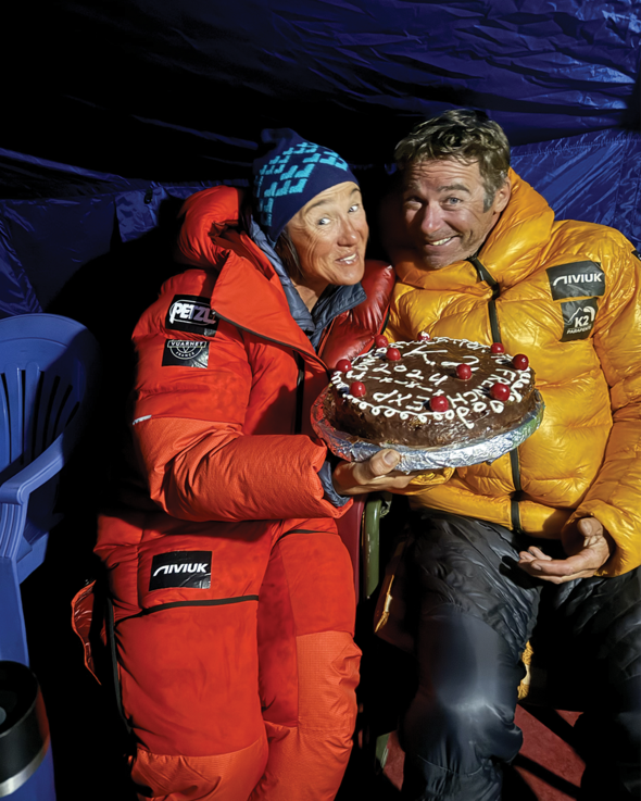 K2 sans oxygène & vol en parapente biplace : le défi historique et passionné de Liv Sansoz et Zeb Roche