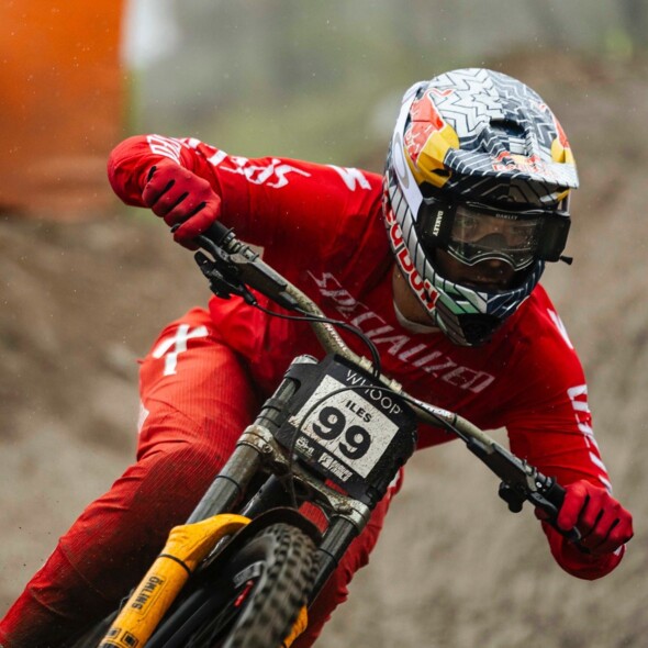 Victoire de Loïc Bruni et Tahnée Seagrave sous la neige en ouverture de la Coupe du Monde DH 2025