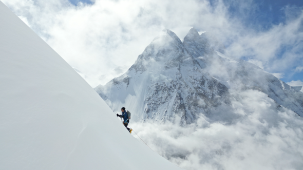 K2 sans oxygène & vol en parapente biplace : le défi historique et passionné de Liv Sansoz et Zeb Roche