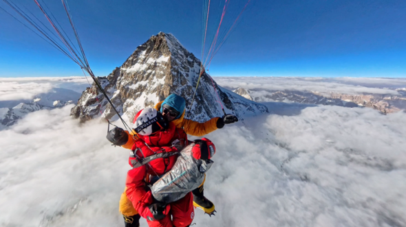 K2 sans oxygène & vol en parapente biplace : le défi historique et passionné de Liv Sansoz et Zeb Roche