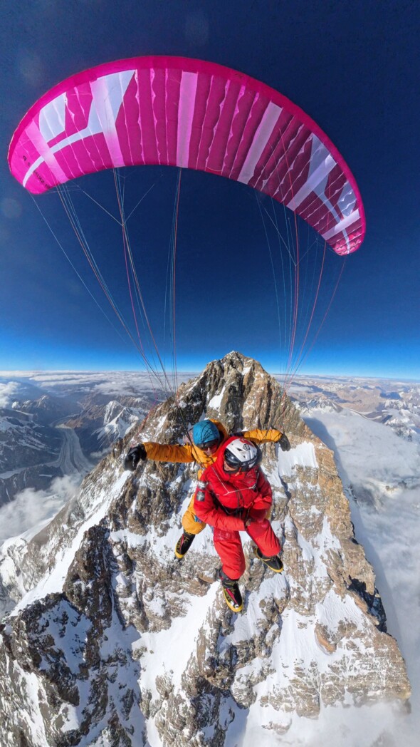 K2 sans oxygène & vol en parapente biplace : le défi historique et passionné de Liv Sansoz et Zeb Roche