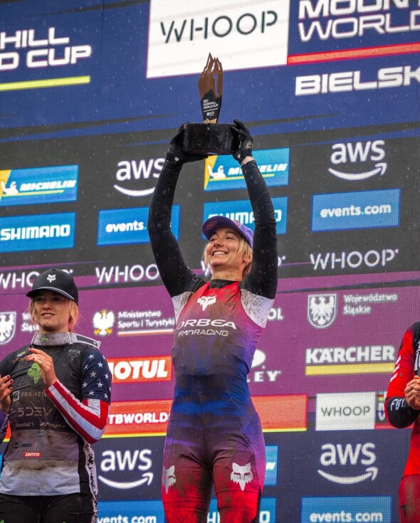 Victoire de Loïc Bruni et Tahnée Seagrave sous la neige en ouverture de la Coupe du Monde DH 2025