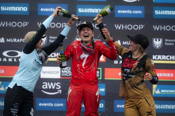 Victoire de Loïc Bruni et Tahnée Seagrave sous la neige en ouverture de la Coupe du Monde DH 2025