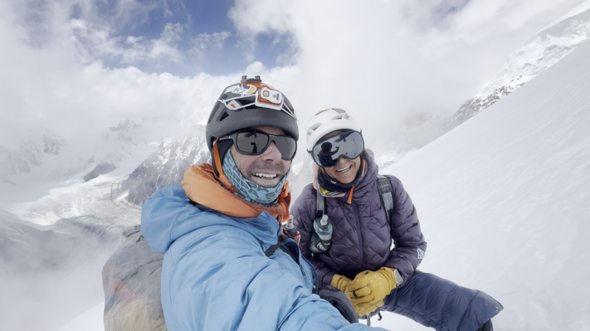 K2 sans oxygène & vol en parapente biplace : le défi historique et passionné de Liv Sansoz et Zeb Roche