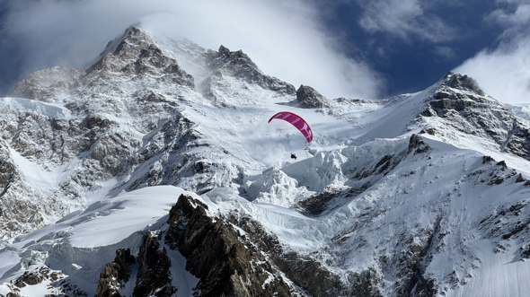 K2 sans oxygène & vol en parapente biplace : le défi historique et passionné de Liv Sansoz et Zeb Roche