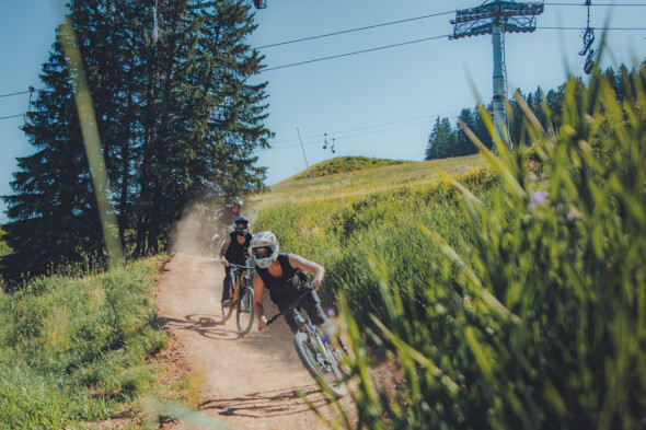 VTT, Via Ferrata, luge et baignade : quatre façons de faire monter l'adrénaline à La Clusaz.
